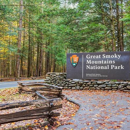 Dew South, 2 Bedrooms, Sleeps 8, Views, Arcade, Hot Tub, Pet Friendly Gatlinburg Exterior foto